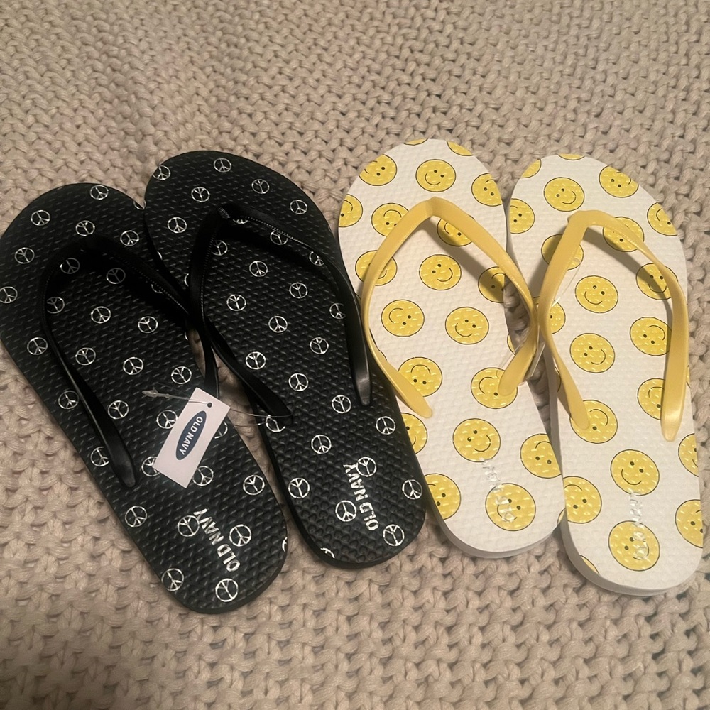 2 pair old navy rubber flip flops size 5-6